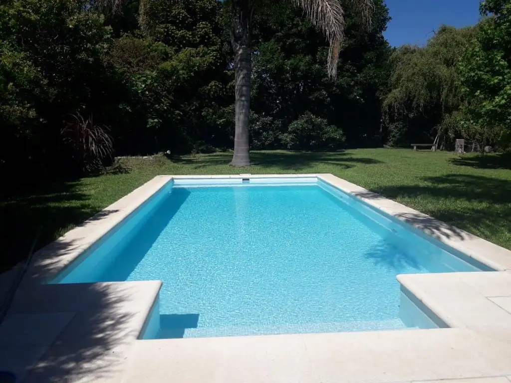 Pileta de material en country de zona norte